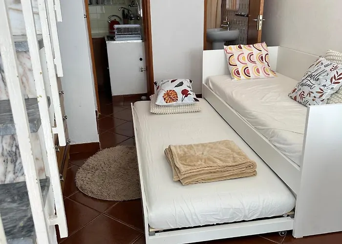 Dom wakacyjny Natalie's Tiny House- 6 Minutes From The Beach! *